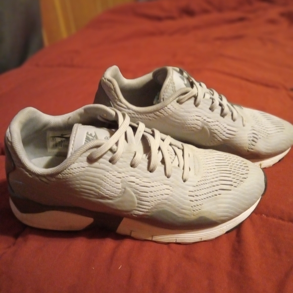 Nike Air Grey Tennis Shoes sz 8 1/2. - Picture 2 of 5